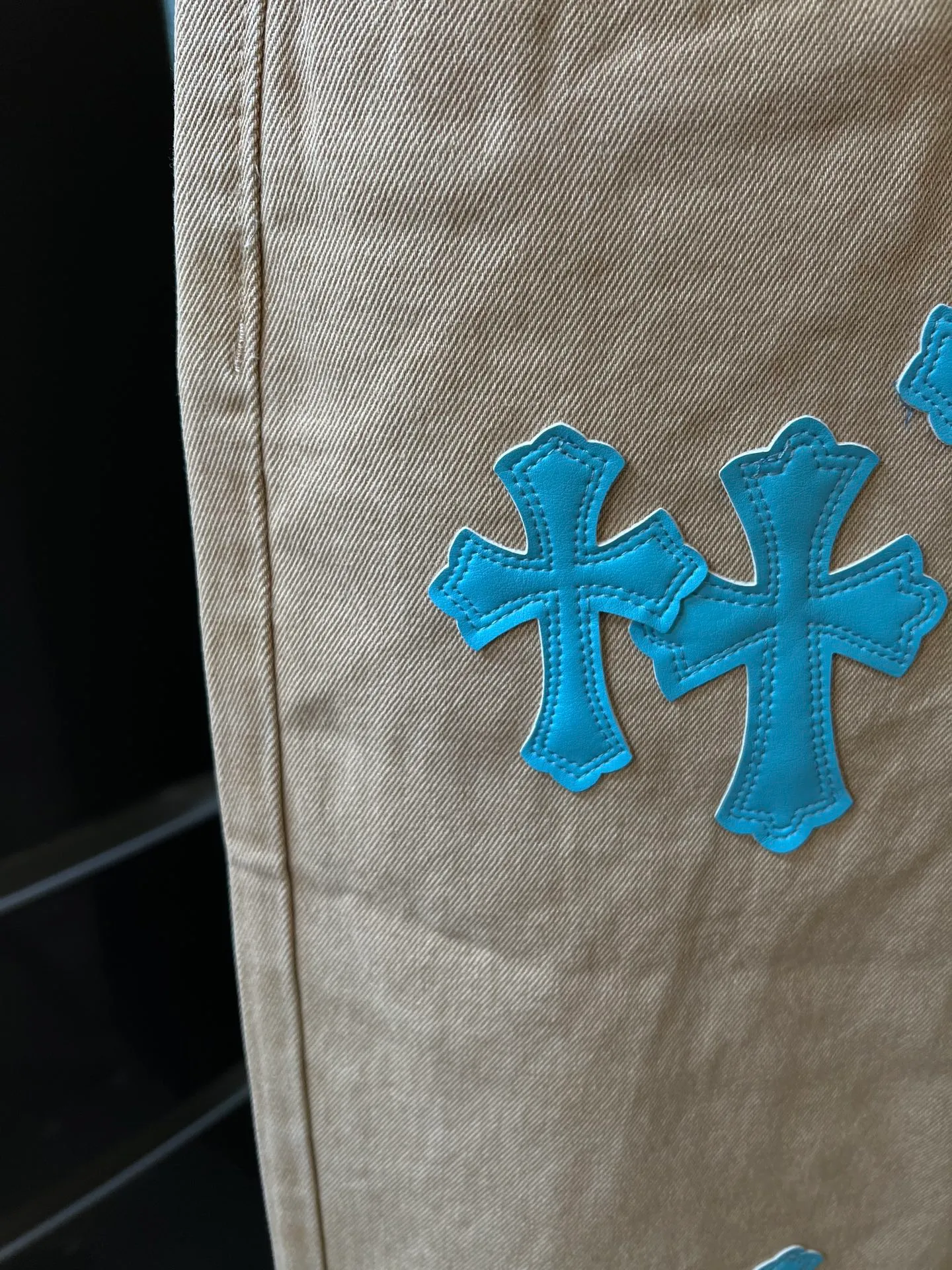 P250 [next day] Chrome Hearts/Chrome Hearts 25FW overseas customized khaki patchwork sea blue patchwork leather cross jeans (khaki) Size: 28 30 32 34 (corresponding to s-xl) Detailed sizes can be found in Figure 9
